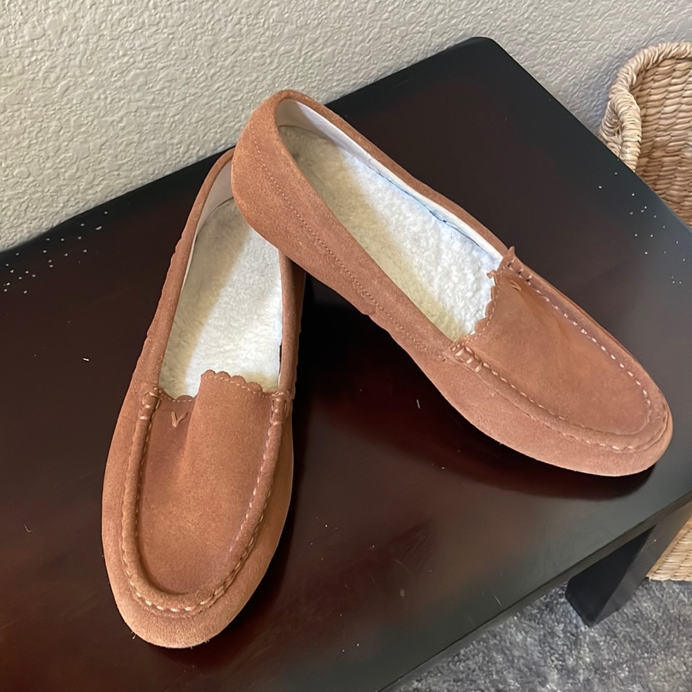Vionic McKenzie - women’s supportive slipper. Color is toffee. Size 9.